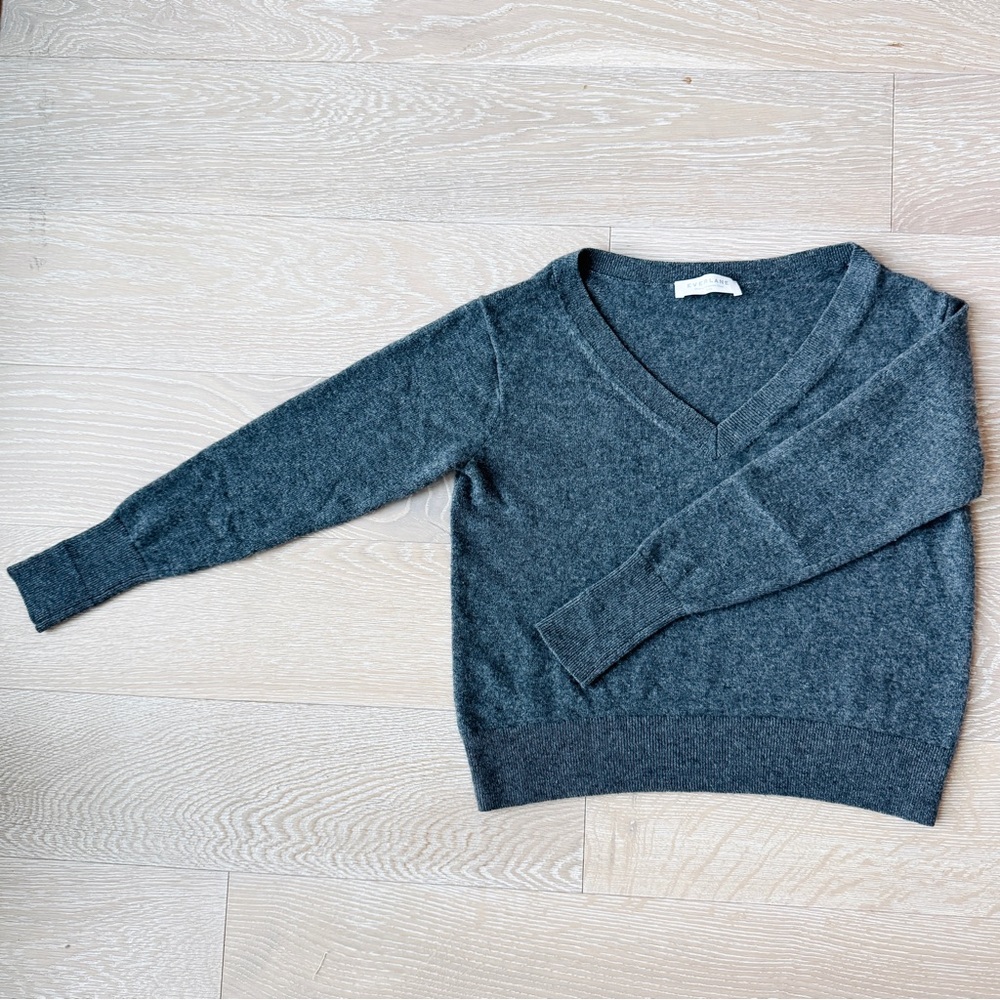 Everlane The Cashmere Crop V-Neck Sweater in Charcoal